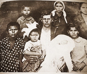 Ольга Афанасьевна, сестра Таня, её муж и дети Ольга Афанасьевна, сестра Таня, её муж и дети